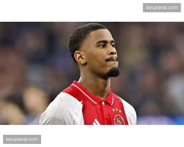 消息：阿贾克斯年轻后卫哈托抵达伦敦，即将接受阿森纳安排的体检