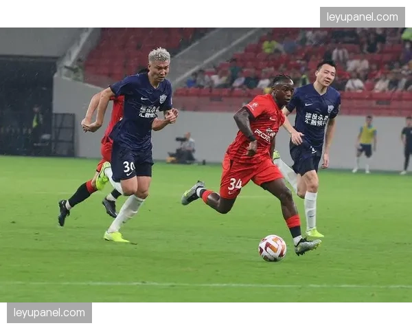 述评：深圳新鹏城绝杀沧州雄狮，替补奇兵登场后一次传中制造混乱并得分